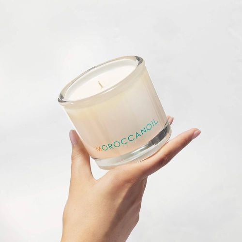 Bougie parfumée Moroccanoil 200g avec design élégant, parfum signature et longue durée de combustion.