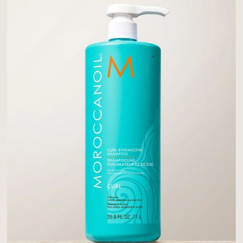 Le shampoing sublimateur de boucles de Moroccanoil est composé d’huile d’argan nourrissante riche en antioxydants pour donner plus de brillance et faciliter le coiffage de tous les jours.