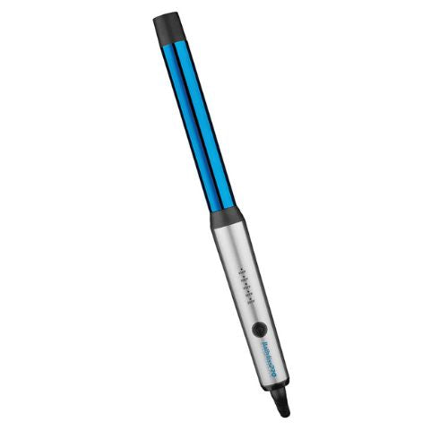 <h2>Pour des boucles magnifiques tellement simple à faire!</h2> <p>Le Tube de revêtement Nano Titanium distribue la chaleur (jusqu'à 220 degré C/430 degré F) uniformément pour créer des boucles durables et brillantes.</p> <p>Fer léger et maniable pour un meilleur de confort d'utilisation.</p> <p>Réglage de température numérique.<br><br>Garantie 1 an <br><br>Disponible en 25 ou 32 mm</p>