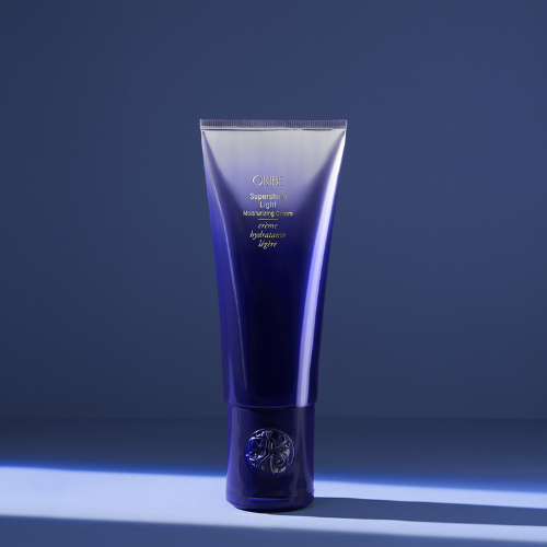 Cette crème légère sans rinçage uniformise l'hydratation pour une brillance maximale.  Protection thermique, lisse les pointes et dompte les frisottis indésirables.
