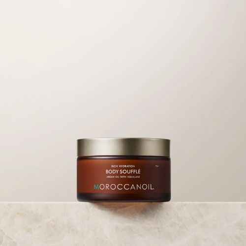 Le Soufflé corporel de Moroccanoil est un hydratant fouetté léger qui pénètre rapidement la peau pour fournir une hydratation quotidienne.