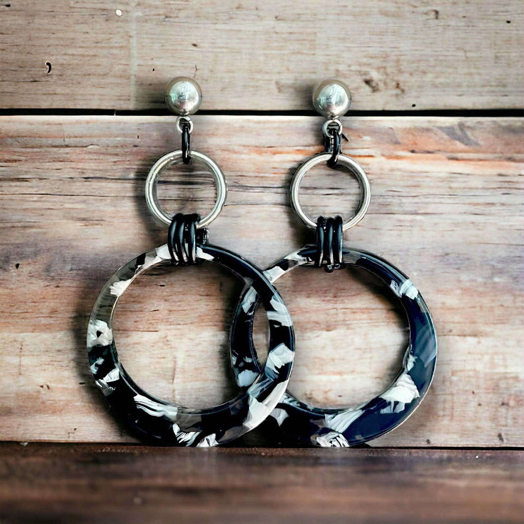 Boucles d’oreilles anneaux en acier inoxydable et acrylique, 6 cm de long, style moderne chic, faites main par M Fantaisies.