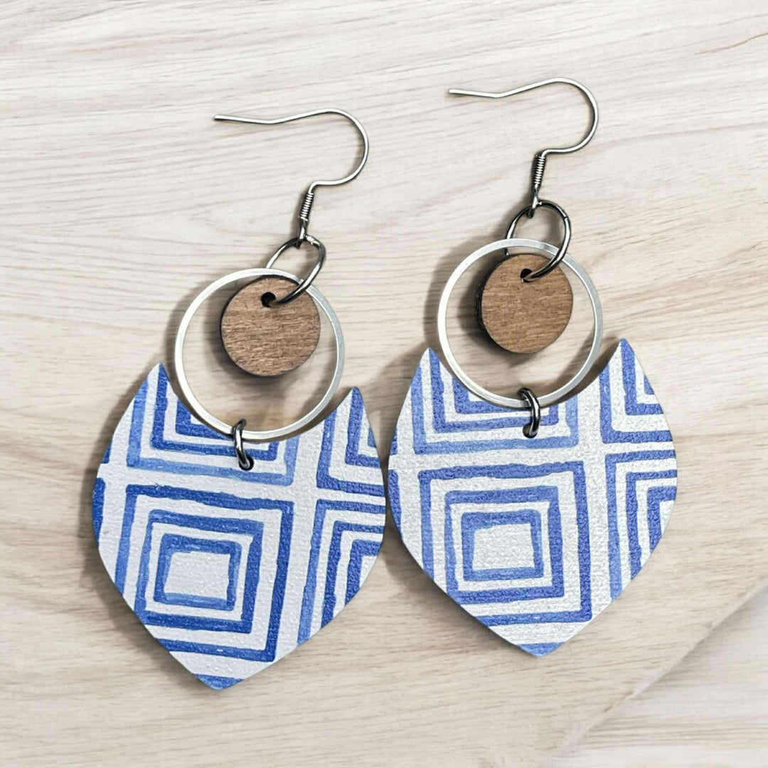 Boucles d’oreilles longues en bois et acier inoxydable, 7 cm, attaches hypoallergéniques, style moderne et naturel.