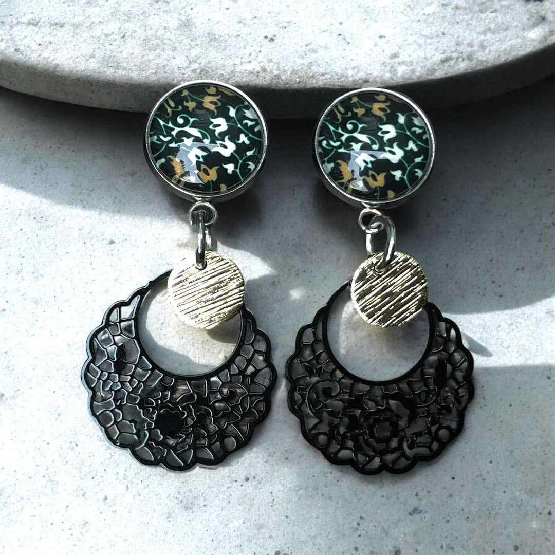 Boucles d’oreilles artisanales avec cabochons en verre, pendentifs en laiton et attaches clous hypoallergéniques en acier inoxydable, 4 cm.