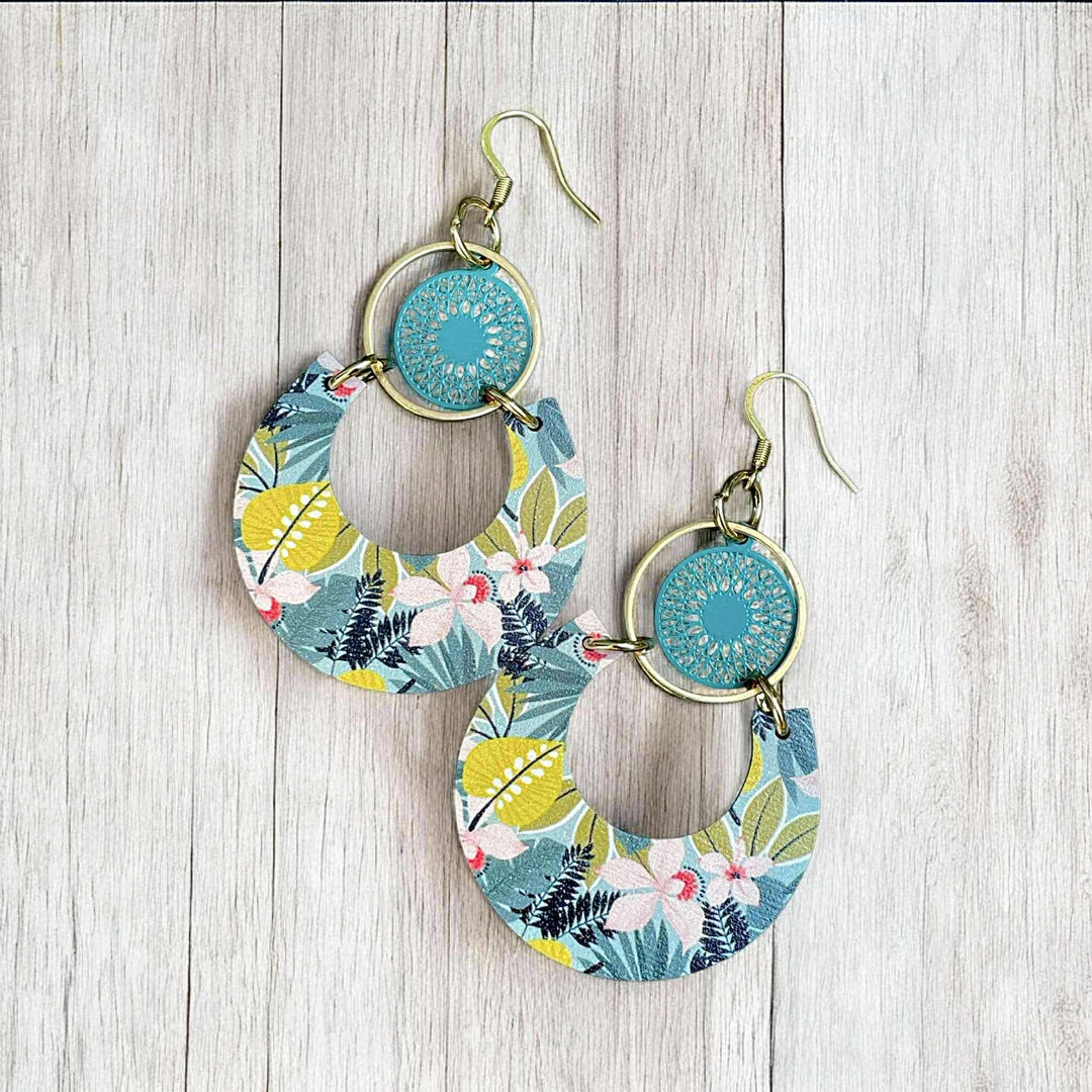 Boucles d’oreilles longues en acier inoxydable, laiton et bois naturel avec attaches hypoallergéniques, style bohème chic.