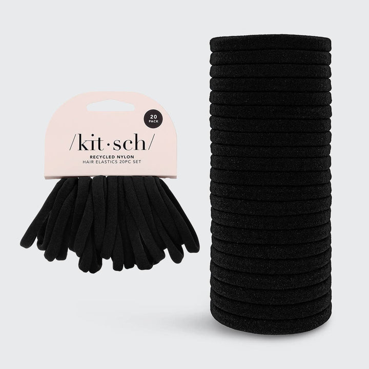 Lot de 20 élastiques noirs KITSCH en nylon recyclé avec emballage beige minimaliste et élastiques empilés sur fond gris clair.