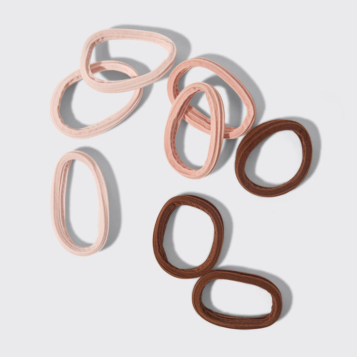 Ensemble de 8 élastiques KITSCH recyclés sans couture en teintes rose nude et brun bois de rose présenté sur emballage minimaliste beige.