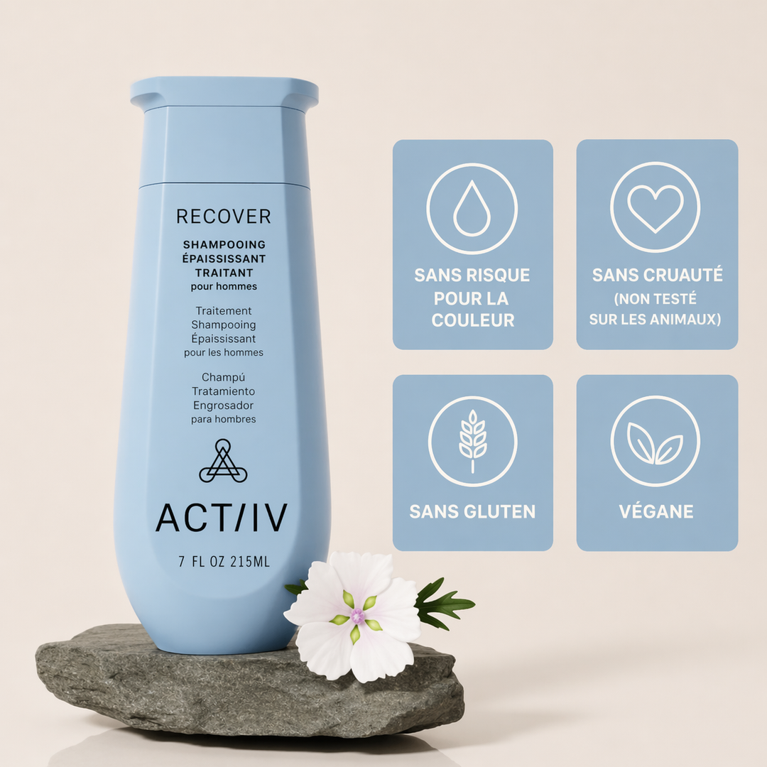 Flacon shampoing épaississant ACT/IV RECOVER pour hommes en bouteille bleu mat posé sur une pierre avec une fleur blanche, accompagné d’icônes indiquant sans danger pour cheveux colorés, sans cruauté, sans gluten et végan, sur fond beige minimaliste style soin capillaire naturel professionnel