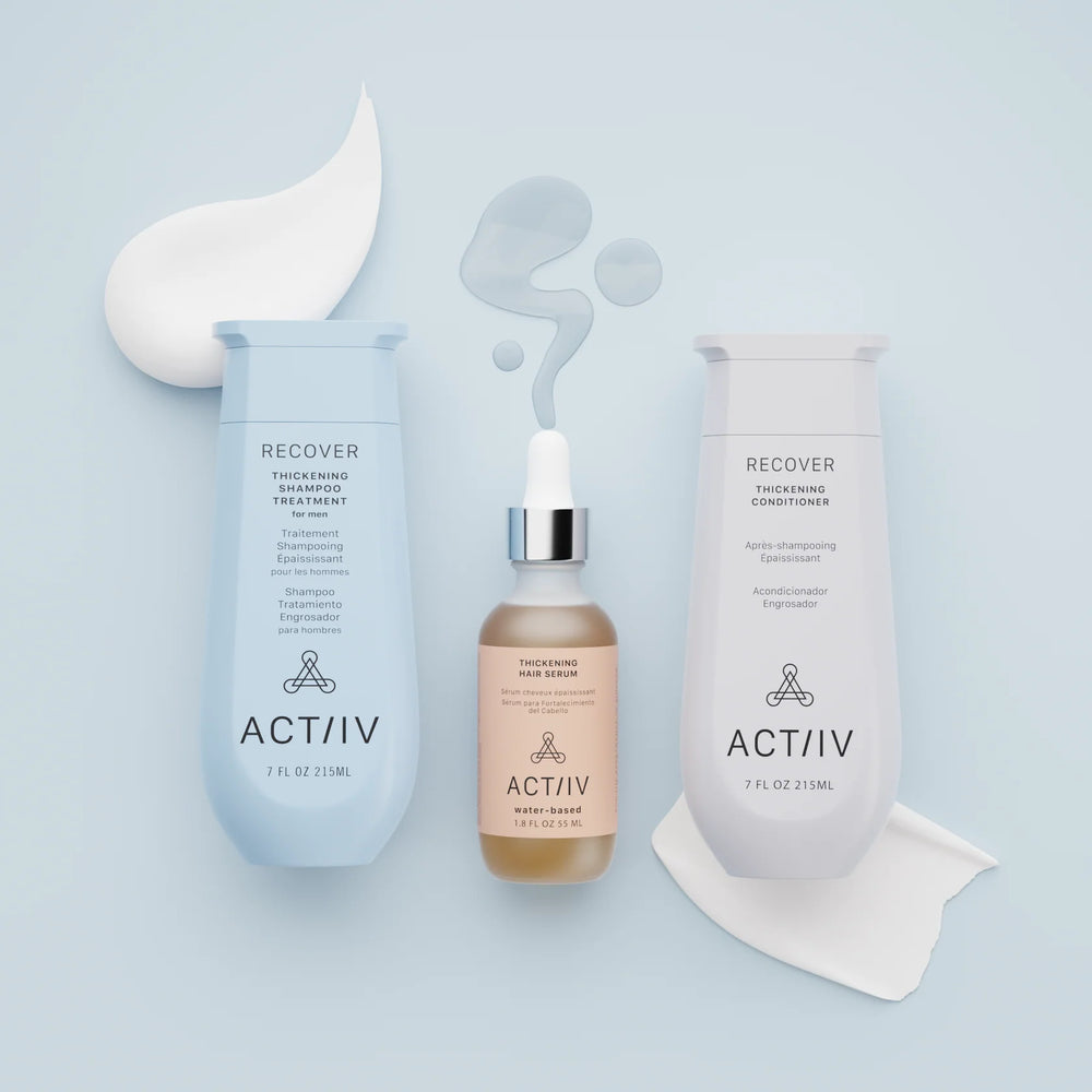Routine capillaire ACT/IV RECOVER complète avec shampooing bleu, sérum ambré avec pipette et revitalisant gris sur fond bleu pastel avec textures liquides
