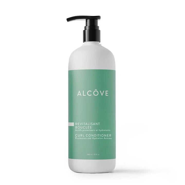 Flacon pompe de 950 ml du revitalisant boucles Alcôve – soin hydratant et nourrissant pour cheveux bouclés, présenté sur fond blanc.