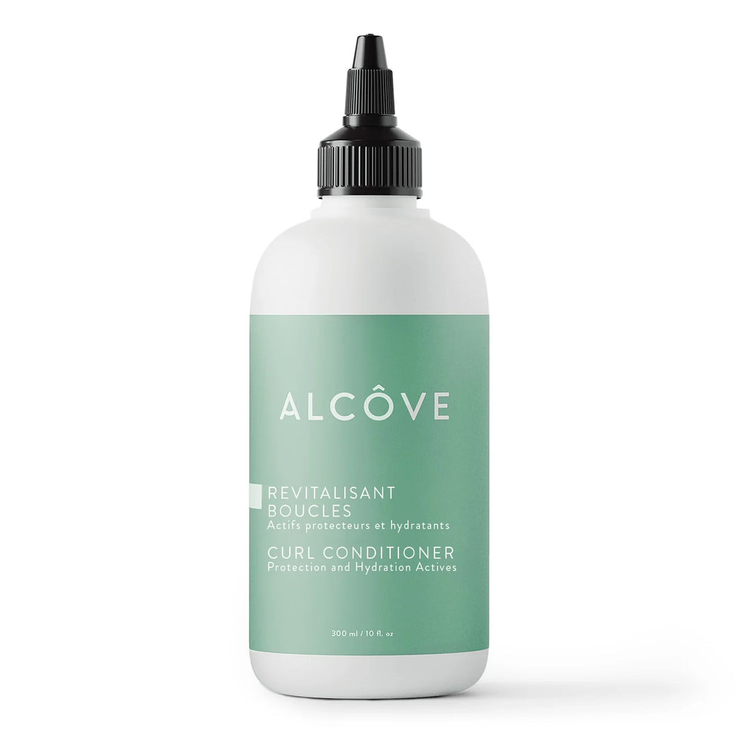 Flacon de 300 ml du revitalisant boucles Alcôve avec embout applicateur, soin hydratant pour cheveux bouclés, présenté sur fond blanc.