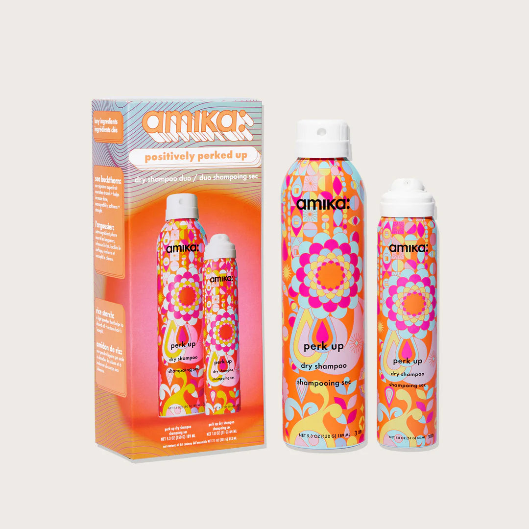 Coffret duo shampoing sec Amika Perk Up, format 189 ml + format voyage 64 ml, au packaging coloré, pour cheveux rafraîchis et volumineux.