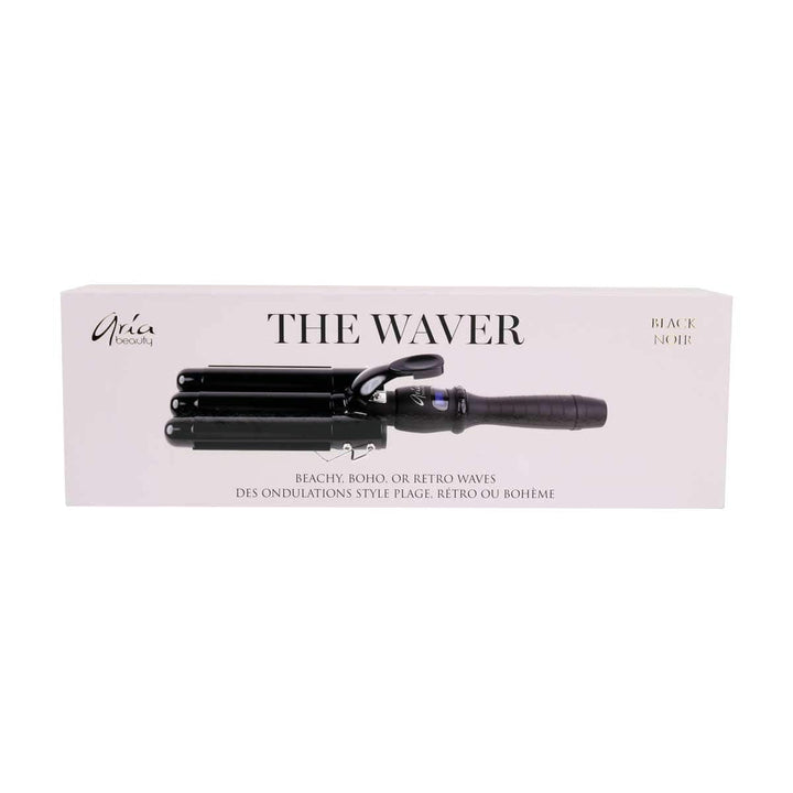 Boîte de présentation ARIA Beauty The Waver noire et rose pâle montrant un onduleur triple tube noir conçu pour réaliser des ondulations style plage, rétro ou bohème.