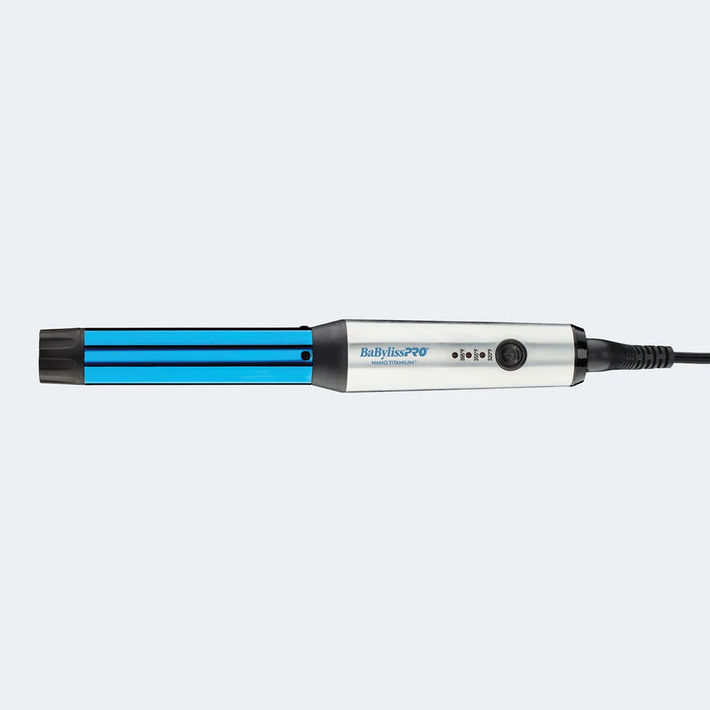 Fer à boucler BaBylissPRO Nano Titanium 1 po avec baril bleu métallique et poignée argent, design compact avec bouton de température, posé sur fond gris clair.