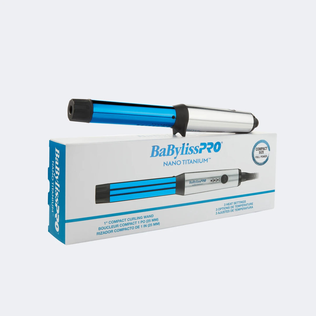 Fer à boucler compact BaBylissPRO Nano Titanium 1 po bleu et argent posé sur sa boîte blanche, emballage produit visible avec mention compact size full power sur fond neutre.