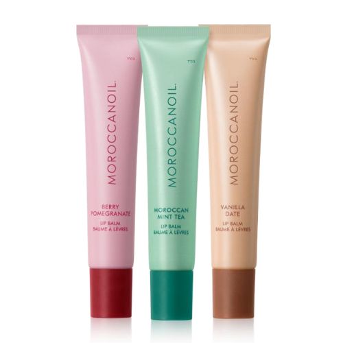 Les trois baumes à lèvres Moroccanoil – tubes de 15g en format vertical : Berry Pomegranate rose, Mint Tea vert, Vanilla Date beige, sur fond blanc.