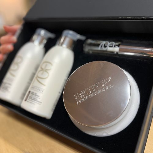 Coffret Biotop 700 ouvert, vu en diagonale. Comprend un shampoing, un revitalisant, un masque et un sérum capillaire à la kératine, conçus pour réparer et hydrater les cheveux épais, crépus ou traités. Présentation soignée dans une boîte noire premium avec couvercle relevé.