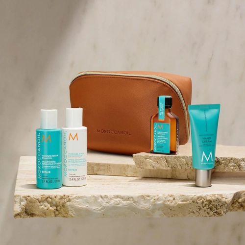 Image du Coffret Réparation Moroccanoil composé d’un shampoing réparateur 70 ml, d’un revitalisant 70 ml, d’une huile traitante 25 ml et d’une crème pour les mains 40 ml dans une trousse haut de gamme.