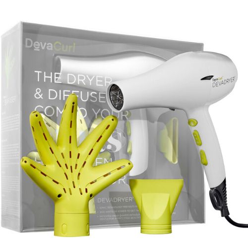Sèche-cheveux DevaDryer blanc avec boutons vert lime, accompagné du diffuseur DevaFuser en forme de main verte et d’un embout concentrateur, présentés devant leur boîte d’origine transparente.