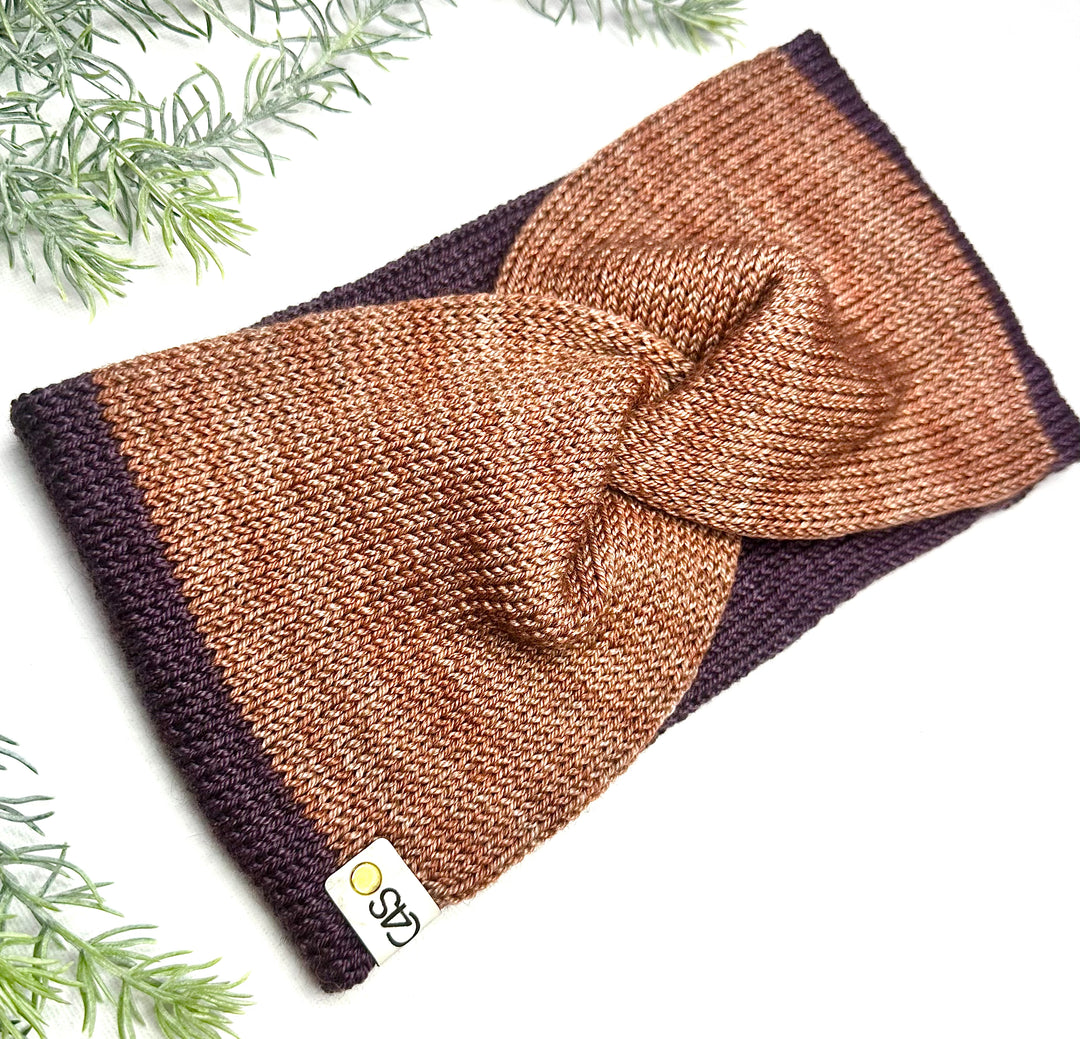Bandeau Coviolo C4S en laine mérinos, soie et yak, ton beige naturel, tricot délicat, fini mat, exposé sur fond blanc. Accessoire d’hiver artisanal, doux et élégant, idéal pour temps froids.