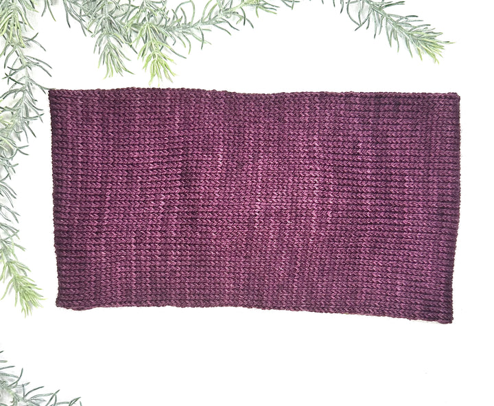 Dos du bandeau Coviolo C4S en laine mérinos, soie et yak, ton beige naturel, tricot délicat, fini mat, exposé sur fond blanc. Accessoire d’hiver artisanal, doux et élégant, idéal pour temps froids.