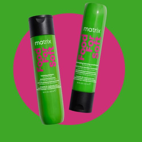 Deux bouteilles vertes de la gamme Matrix Food for Soft (shampoing et revitalisant 300 ml) sur un fond coloré vert et rose, conçues pour hydrater les cheveux secs.