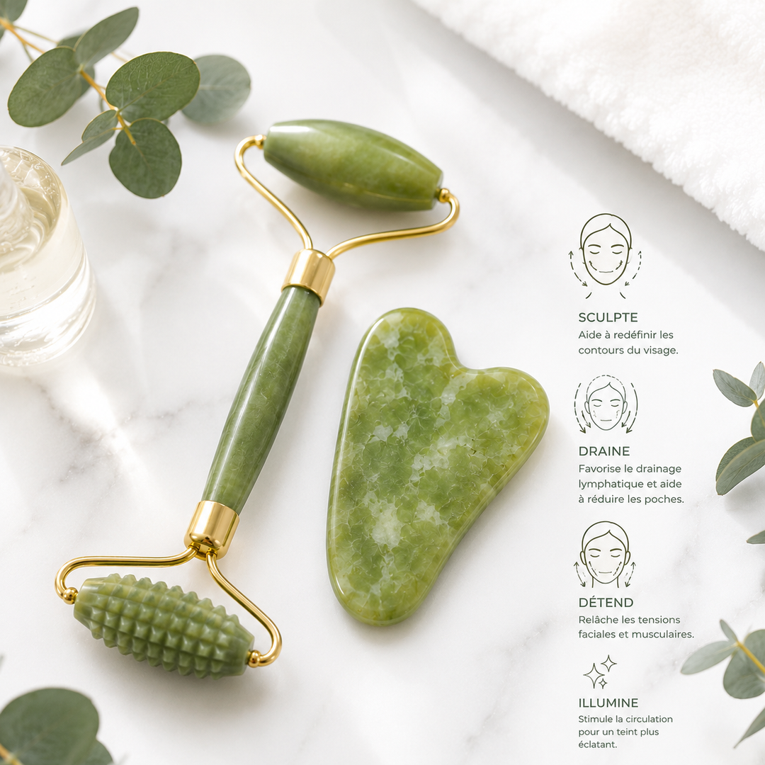 Duo de massage facial Eltraderm comprenant un rouleau de jade Xiuyan vert à double extrémité, dont une texturée, et un Gua Sha en jade poli. Présentés sur une surface marbrée avec serviette blanche, ces accessoires de soins du visage favorisent le drainage lymphatique, détendent les tensions faciales et aident à révéler un teint plus lumineux.
