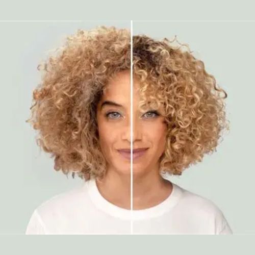 Femme aux cheveux bouclés blonds montrée avant et après l’utilisation du DevaDryer : à gauche, cheveux plus volumineux et mousseux ; à droite, boucles définies, brillantes et sans frisottis.