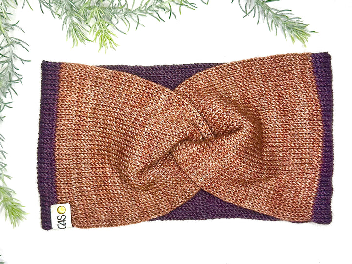 Bandeau Coviolo C4S, de face, en laine mérinos, soie et yak, ton beige naturel, tricot délicat, fini mat, exposé sur fond blanc. Accessoire d’hiver artisanal, doux et élégant, idéal pour temps froids.