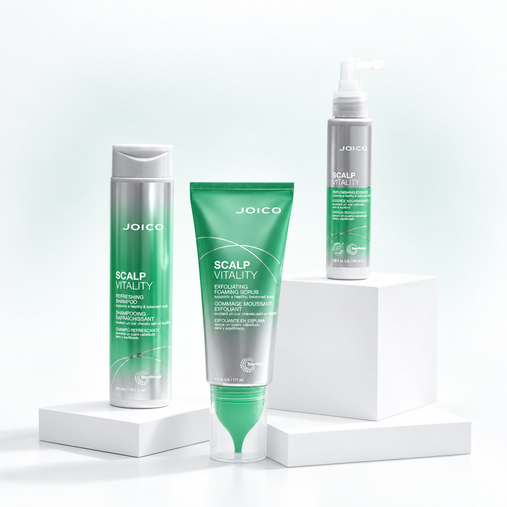 Routine Joico Scalp Vitality composée du shampoing rafraîchissant 300 ml en bouteille vert et argent, du gommage moussant exfoliant 177 ml en tube vert et argent avec applicateur ciblé et de l’essence nourrissante 100 ml en flacon argent et vert avec embout applicateur, disposés sur des socles blancs.