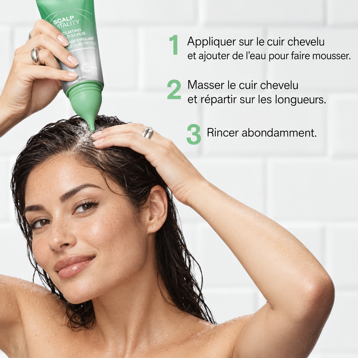 Application du gommage moussant exfoliant Joico Scalp Vitality sur le cuir chevelu mouillé d’une femme aux cheveux foncés, à l’aide de l’embout vert ciblé du tube; visuel présentant les trois étapes : appliquer et faire mousser avec de l’eau, masser le cuir chevelu et les longueurs, puis rincer abondamment.