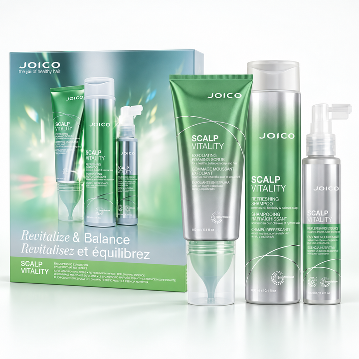 Coffret Joico Scalp Vitality Revitalisez et équilibrez avec gommage moussant exfoliant 177 ml en tube vert et argent avec applicateur ciblé, shampoing rafraîchissant 300 ml en bouteille cylindrique verte et argent et essence nourrissante 100 ml en flacon argent et vert avec embout applicateur, présentés sur fond blanc.