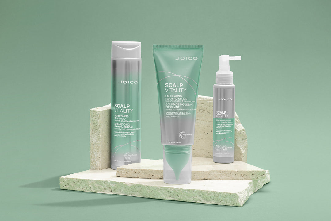 Coffret Joico Scalp Vitality comprenant shampooing, gommage exfoliant, essence nourrissante et brosse cuir chevelu, soin rééquilibrant complet