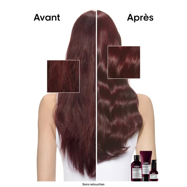 Résultat avant et après l’utilisation du trio Vitamino Color Spectrum de L’Oréal Professionnel sur des cheveux colorés bordeaux : à gauche, cheveux ternes et secs; à droite, cheveux lisses, brillants et nourris, avec un effet miroir. Fond blanc, vue de dos sans retouches.