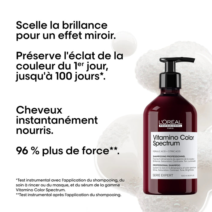 Shampoing professionnel Vitamino Color Spectrum de L’Oréal Professionnel dans un flacon pompe bordeaux de 500 ml, avec bulles blanches en fond. Texte en noir : scelle la brillance, préserve l’éclat de la couleur jusqu’à 100 jours, 96 % plus de force.