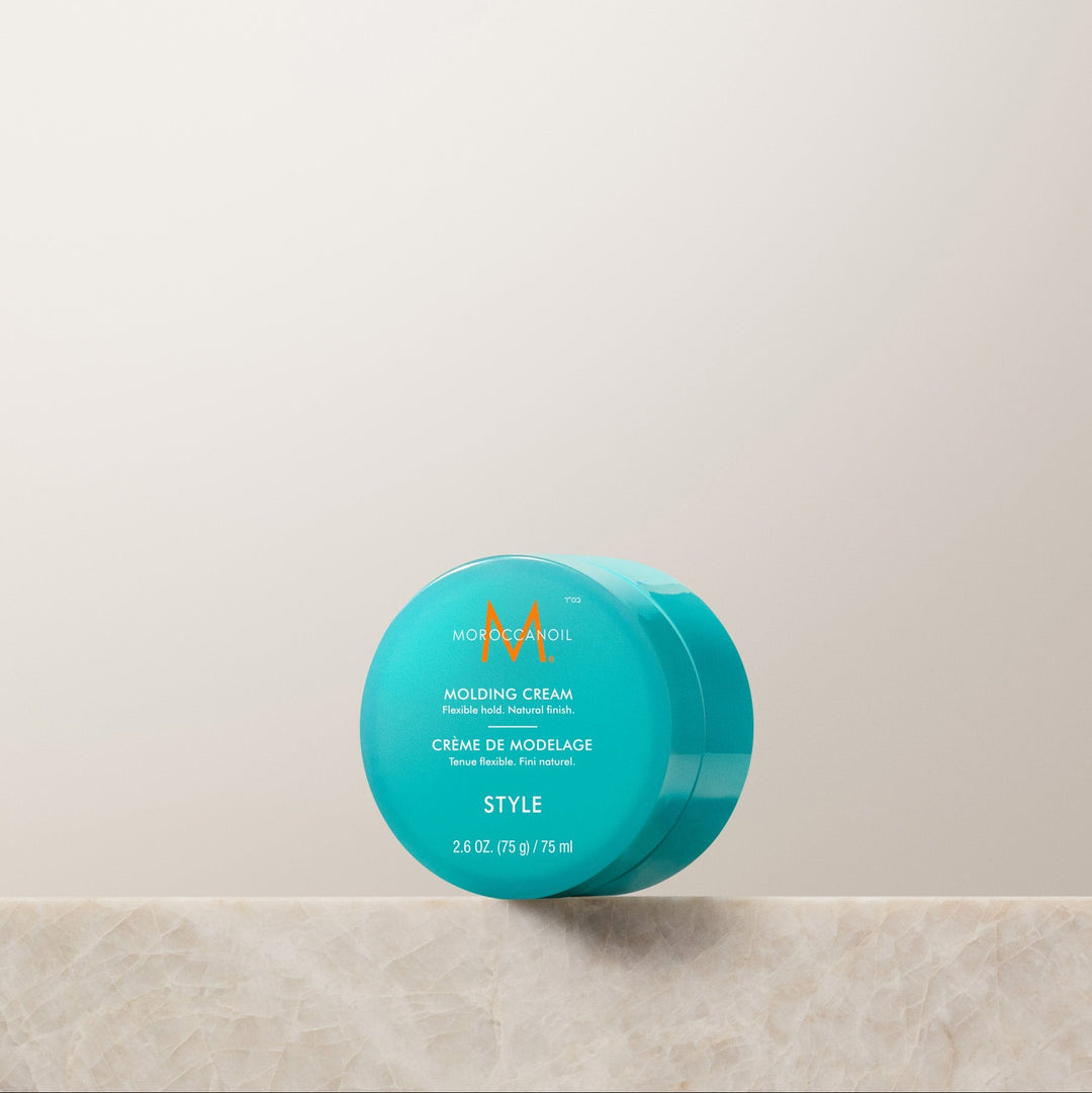Crème de modelage Moroccanoil Style 75 ml dans son pot turquoise emblématique, soin coiffant à tenue flexible et fini mat, photographié sur fond gris clair.