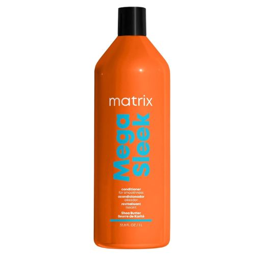 Bouteille orange de 1 litre du revitalisant Matrix Mega Sleek Total Results, idéale pour les cheveux indisciplinés, enrichie en beurre de karité pour lisser, nourrir et éliminer les frisottis causés par l’humidité.