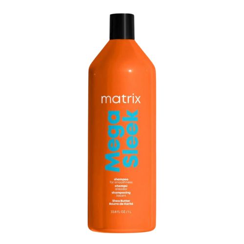 Bouteille orange de 1 litre du shampoing Matrix Mega Sleek Total Results, spécialement formulée pour lisser et maîtriser les cheveux indisciplinés et contrôler les frisottis.