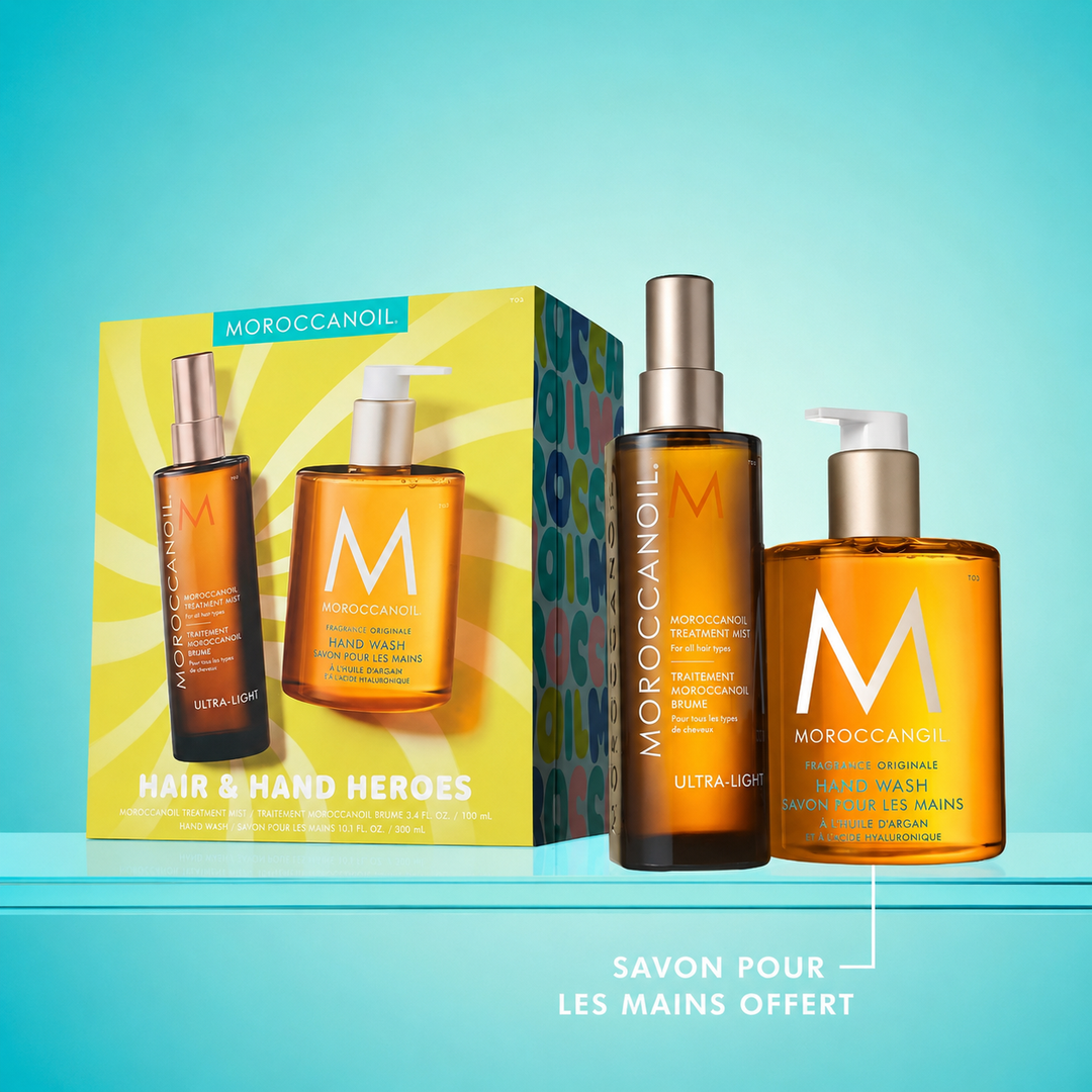 Coffret Moroccanoil Les Héros des Cheveux et des Mains avec traitement brume ultra léger et savon pour les mains gratuit sur fond turquoise lumineux.