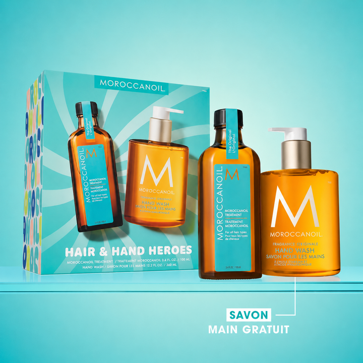 Coffret Moroccanoil Les Héros des Cheveux et des Mains avec traitement capillaire original et savon pour les mains gratuit sur fond turquoise lumineux.