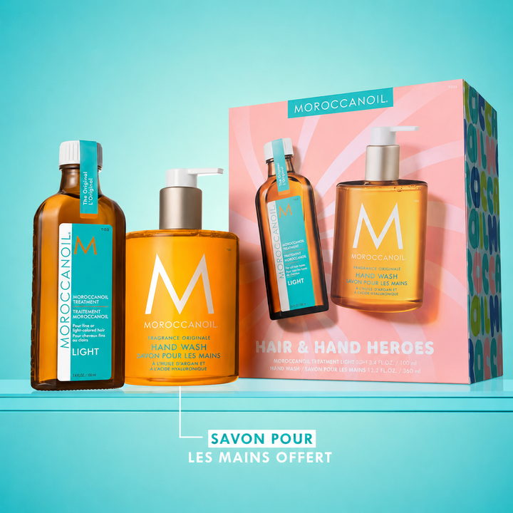 Coffret Moroccanoil Hair and Hand Heroes Light avec traitement capillaire léger et savon pour les mains gratuit sur fond turquoise et rose.