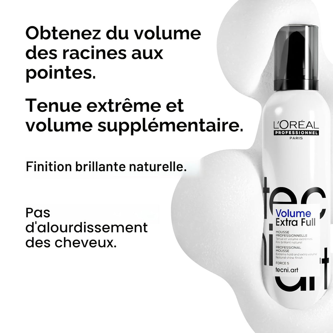 Mousse coiffante L’Oréal Professionnel Tecni.Art Volume Extra Full en flacon blanc avec pompe noire, visuel promotionnel sur fond clair avec texte sur le volume et la tenue extrême