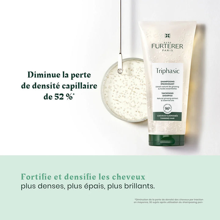 Shampoing épaississant René Furterer Triphasic en tube beige avec capuchon vert, posé à côté d’une texture avec micro-billes sur fond clair, visuel densité capillaire