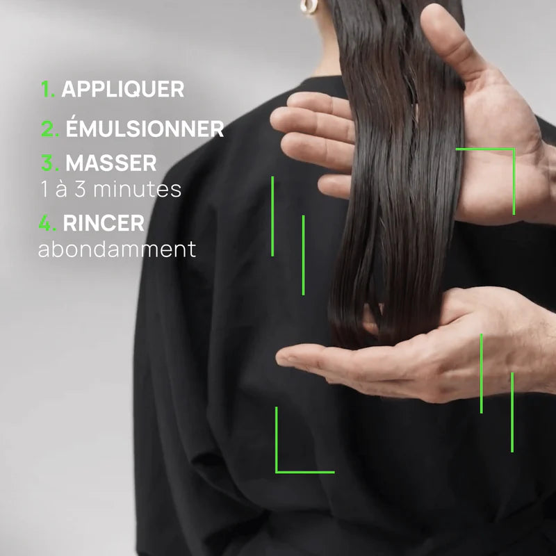 Main appliquant shampoing sur cheveux longs bruns mouillés, démonstration massage cuir chevelu avec étapes d’utilisation visibles