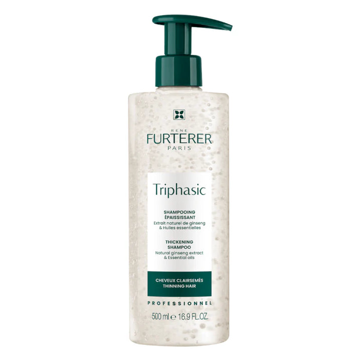 Shampoing épaississant René Furterer Triphasic en flacon pompe transparent de 500 ml, avec biosphères visibles dans la formule, pompe vert foncé et étiquette blanche, présenté sur fond gris clair minimaliste.