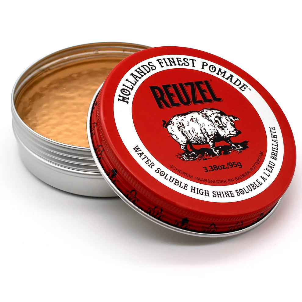 Boîte ouverte de pommade REUZEL Rouge 3.38 oz avec couvercle rouge vif illustré d’un cochon blanc, texture lisse et brillante, posée sur fond blanc professionnel.