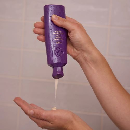 Flacon d'après-shampooing densifiant pour cheveux clairsemés, avec ingrédients bioactifs pour volume et hydratation légère.