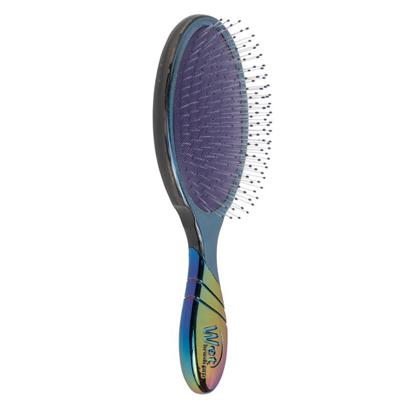 Brosse démêlante Wet Brush Pro Detangler avec manche holographique effet Galaxy et coussin violet, poils fins à boules rondes, posée sur fond blanc professionnel.