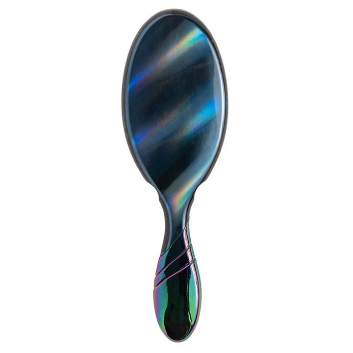 Vue arrière de la brosse Wet Brush Pro avec finition métallisée Galaxy bleu-vert-violet, poignée incurvée et dos lisse, fond blanc épuré.