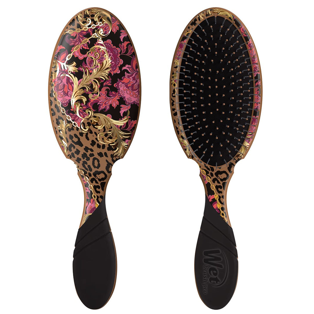 Brosse démêlante Wet Brush Pro vue de face et de dos, avec un manche ergonomique noir antidérapant en caoutchouc, un coussin noir à picots souples avec embouts perlés, et un design imprimé léopard, dorures baroques et fleurs roses sur fond noir brillant.